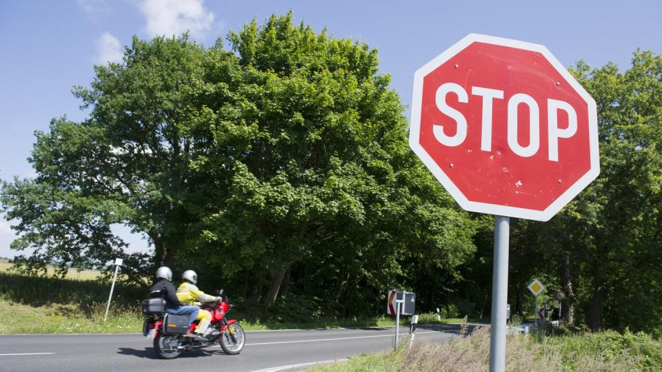 Bei einem Stop-Schild müssen Autofahrer ihr Fahrzeug direkt an der Haltelinie zum Stehen bringen. Fehlt die Haltelinie, stoppen sie dort, wo die andere Straße gut einzusehen ist. Foto: Stefan Sauer