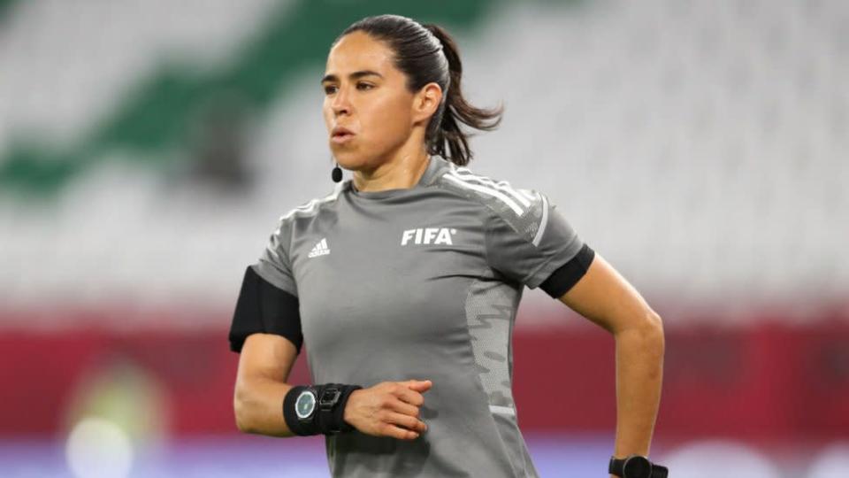 La árbitro asistente mexicana Karen Díaz Medina durante la Copa Árabe de Qatar 2021