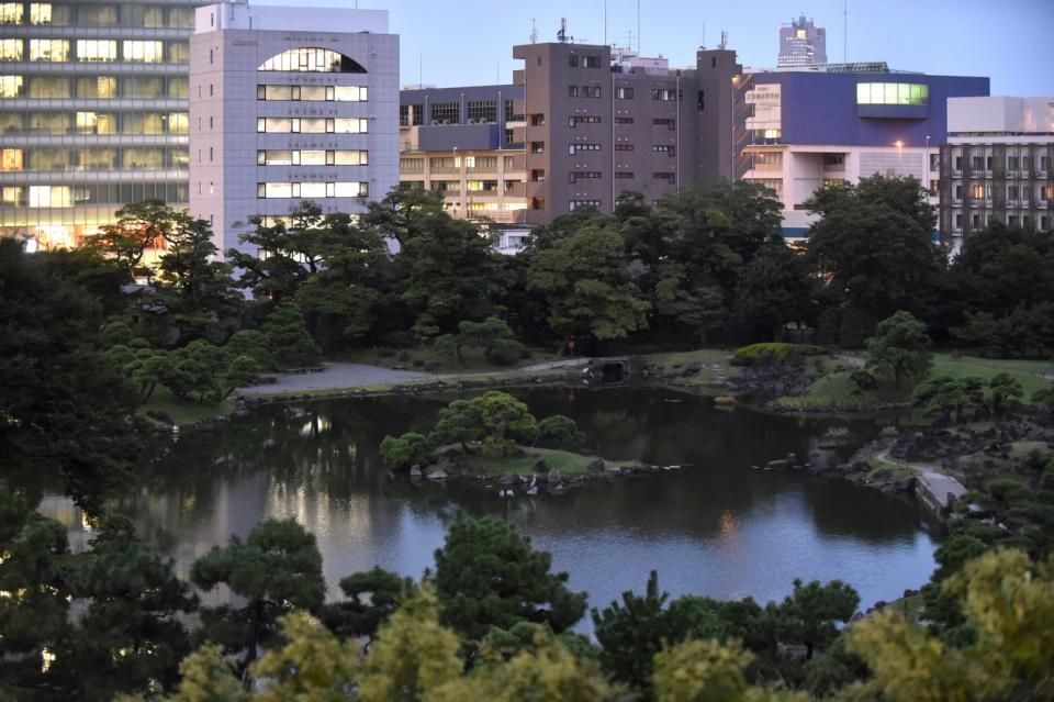 <span>Le jardin de Kyū Shiba Rikyū (ou jardins de l'ancienne ville Shiba), dans le quartier de Minato à Tokyo, le 5 octobre 2017.</span><div><span>Kazuhiro NOGI</span><span>AFP</span></div>