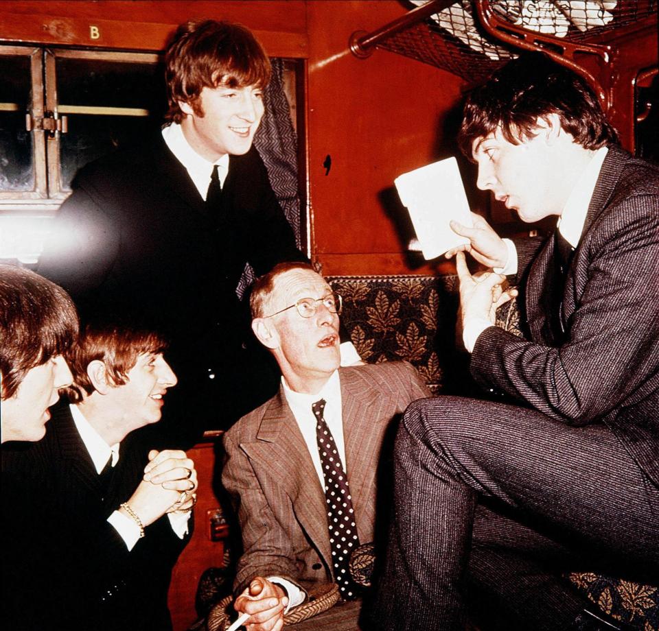 A HARD DAY'S NIGHT, GEORGE HARRISON, RINGO STARR, JOHN LENNON, WILFRID BRAMBELL , PAUL MCCARTNEY, 1964