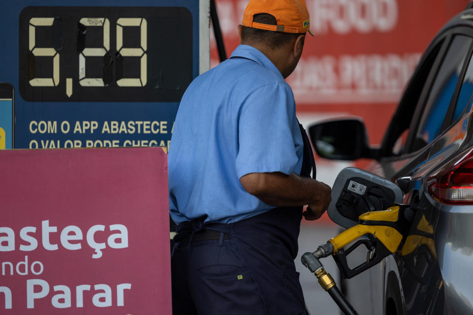 ***ARQUIVO***SÃO PAULO, SP, 01.03.2023 - Frentista abastece veículo em posto na av. Sumaré, SP, após anúncio da reoneração dos impostos sobre a gasolina e álcool. (Foto: Danilo Verpa/Folhapress)