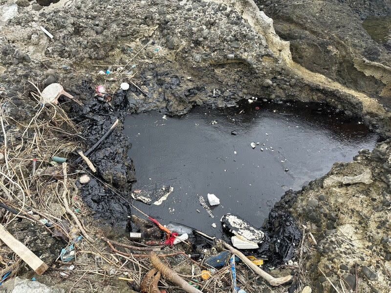 台東縣柚子湖遭重油污染，波及半個台灣海岸線，養殖業者損失慘重。（中央社資料照）