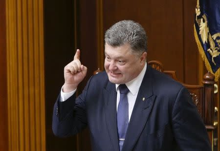 Ukrainian President Petro Poroshenko addresses deputies before voting on a draft law at the parliament in Kiev, Ukraine, July 16, 2015. REUTERS/Valentyn Ogirenko