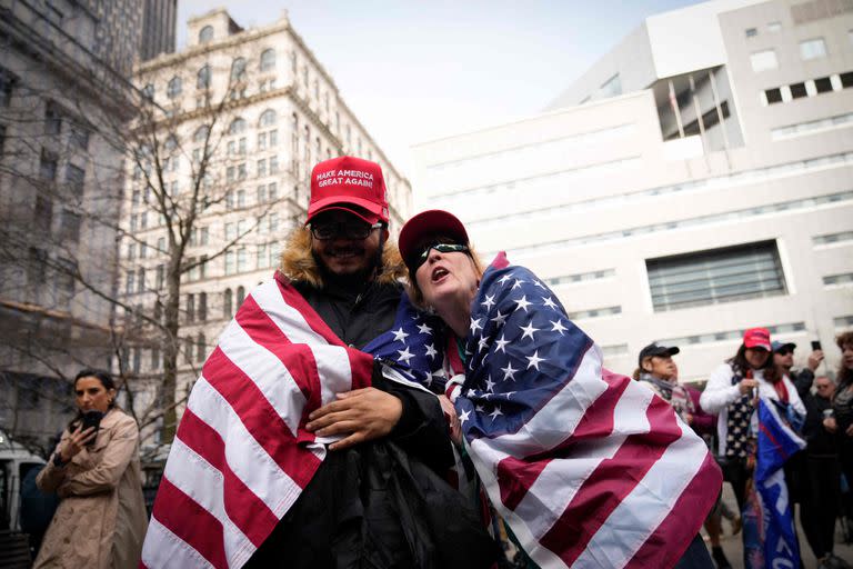 Simpatizantes de Donald Trump se reúnen frente al tribunal al que llegará más tarde para su comparecencia.