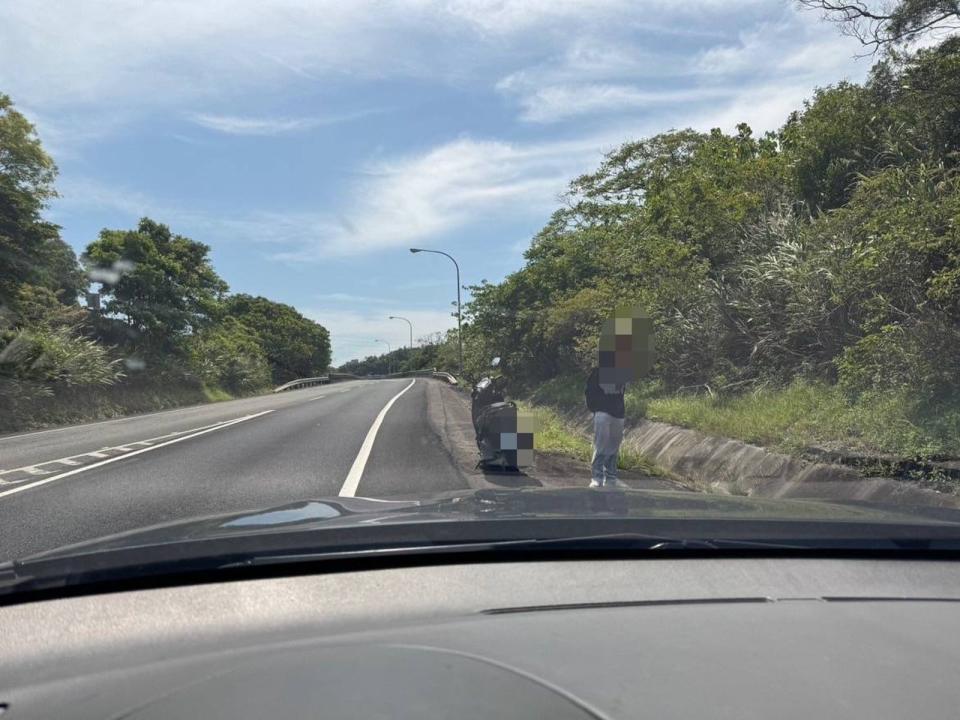 警方確定陳男無礙後，後續協助他離開國道並依法開罰。（翻攝畫面）