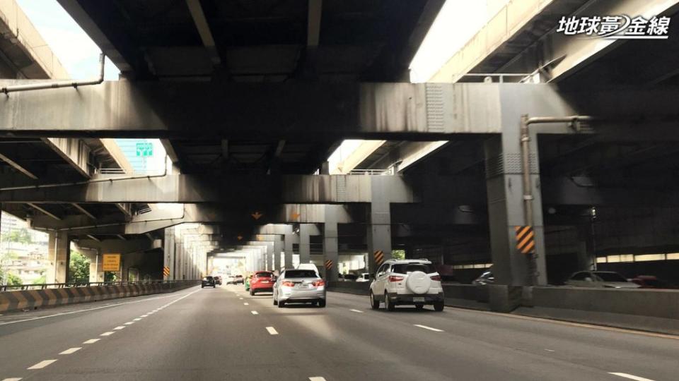 高架橋是高風險路段，遇到地震要盡量遠離高架橋。(圖片來源/ 達志影像Shutterstock)