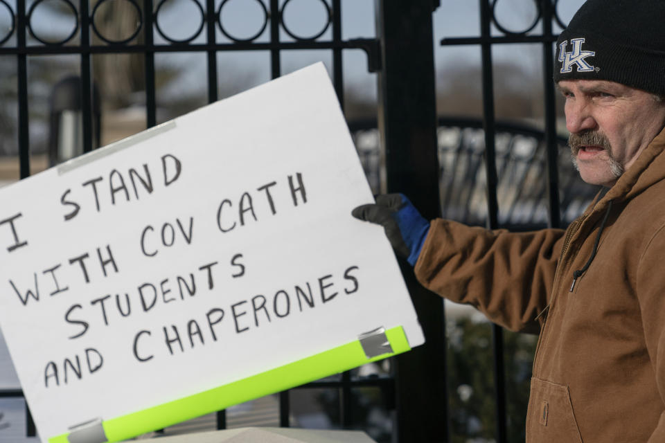 Un manifestante apoya a los estudiantes de la escuela católica Covington frente a la sede de la diócesis de esa localidad, en Kentucky. (AP)