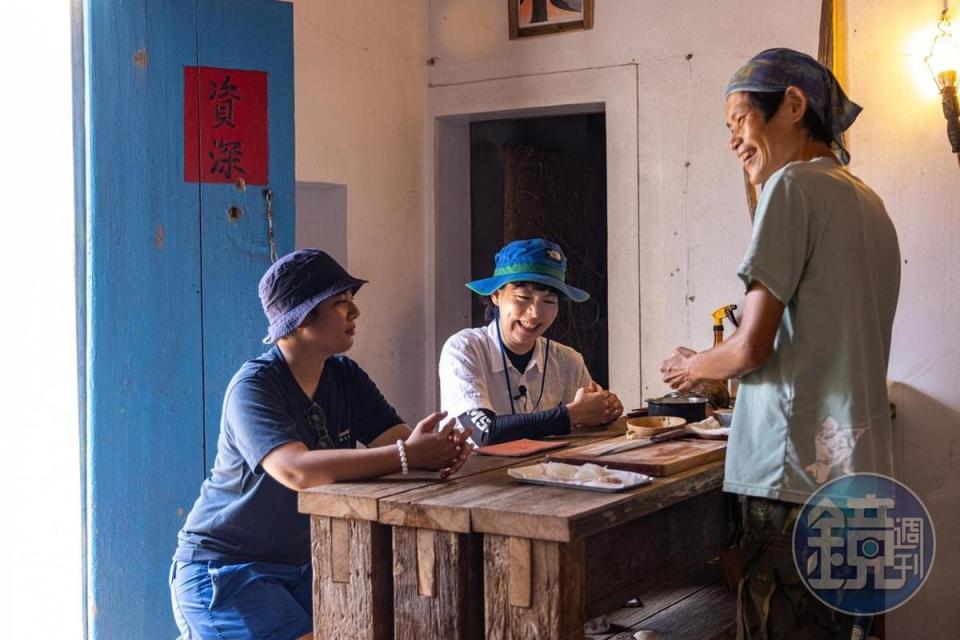 小刀打造長桌，特別用來手握壽司的。