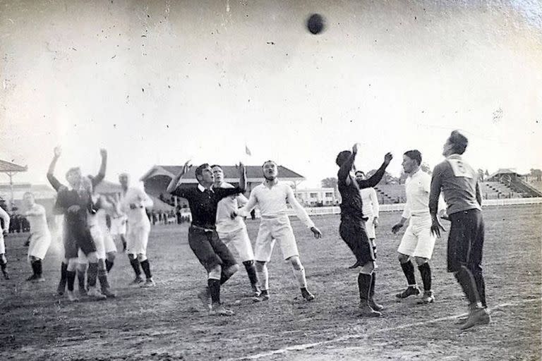 Una postal del primer partido de rugby que disputó un combinado argentino en la historia, contra los ingleses en 1910