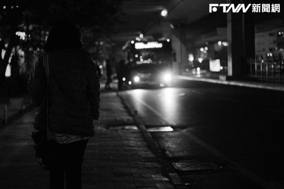 女老師搭公車遇急煞骨折（圖／擷取自網路）