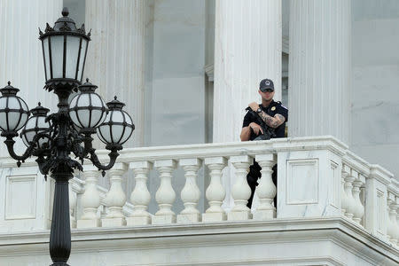 U.S. Capitol Hill police officer stands guard as Senate caravan leaves from Capitol Hill to attend a North Korea briefing at the White House, in Washington, U.S., April 26, 2017. REUTERS/Yuri Gripas