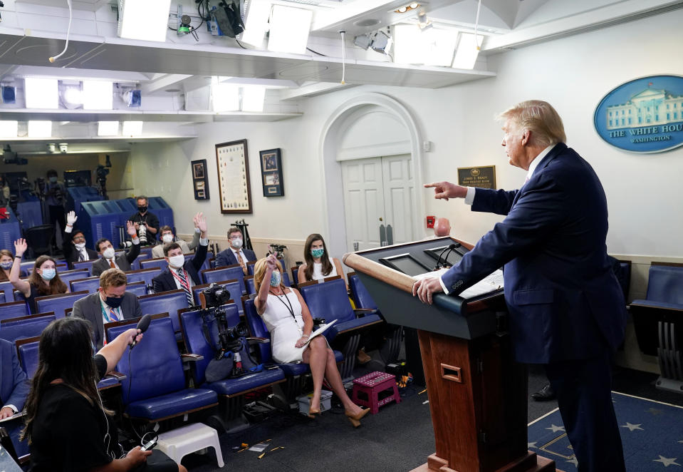 Donald Trump beim Corona-Briefing am Dienstag (Bild: Reuters/Kevin Lamarque)