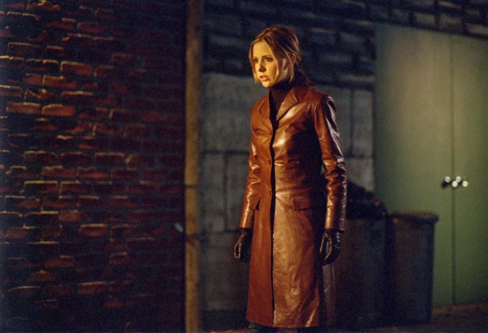 <p>Sus abrigos de cuero largos, sus vestidos cortos rectos, sus pantalones de corte alto… El armario del personaje de Sarah Michelle Gellar era una oda a la moda de los años 90. Aparece en el cuarto puesto de la lista. (Foto: The CW). </p>