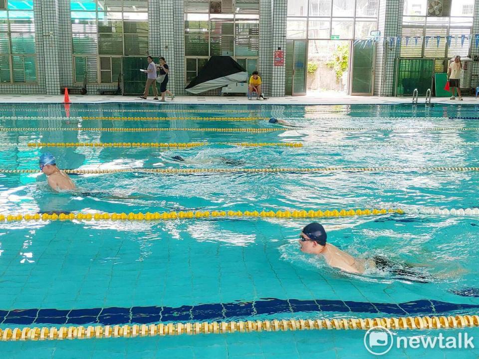 在台南中區扶輪社支持下，「112年台南市扶輪盃身心障礙者游泳比賽」盛大登場，上百位身心障礙「泳」士同場競技，選手們都卯勁衝刺，爭取最佳成績，充分展現奮戰不懈的毅力。   圖：黃博郎／攝