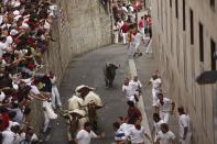 <p>Uno de los toros se queda rezagado en plena cuesta de Santo Domingo tras la negligencia de un joven que le despistó por detrás y le separó de la manada, este sábado en el segundo encierro de San Fermín (EFE) </p>