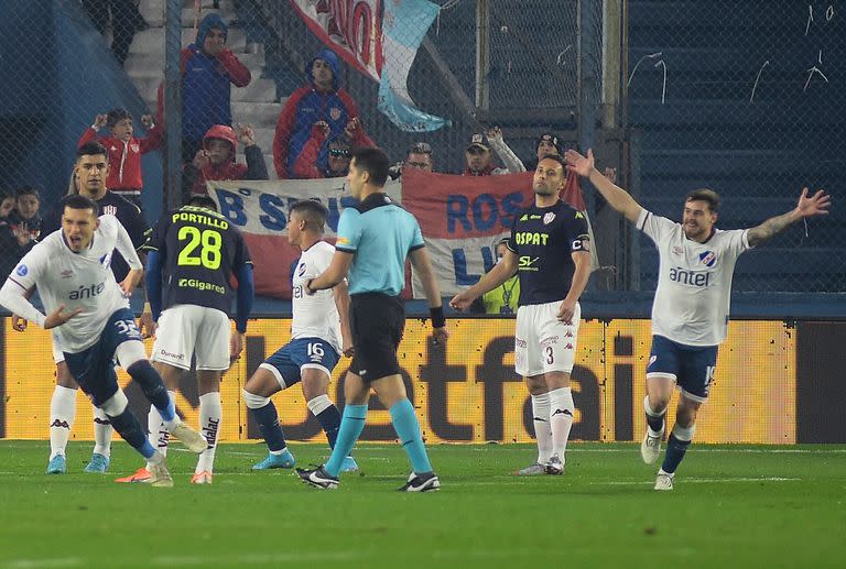 Transcurrieron cuatro minutos y a Unión se le trastoca el plan: Franco Fagúndez acaba de conseguir el 1-0 para Nacional por la Copa Sudamericana y jugadores e hinchas tatengues sienten el baldazo de agua fría.