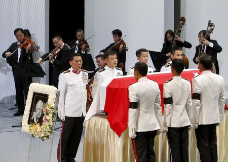 Pallbearers stand to attention at the coffin of Singapore's former leader Lee Kuan Yew during his funeral at the University Cultural Centre at the National University of Singapore March 29, 2015. REUTERS/Edgar Su