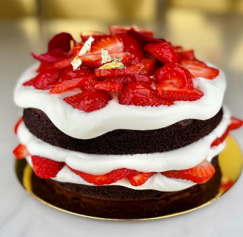 《圖說》東京巴黎甜點推出莓果巧克力生乳蛋糕及多種母親節限定款蛋糕享85折優惠。〈經發局提供〉