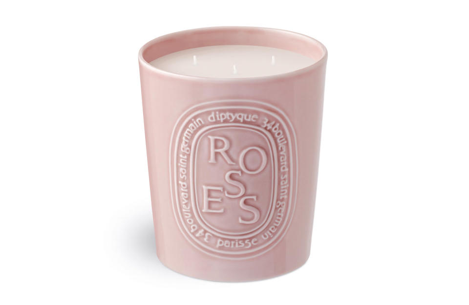 180€ 600g<br><p>Cette maxi bougie dans un sublime écrin vieux rose réchauffe l’intérieur tout en diffusant une senteur fleurie de roses fraîches.</p><br><a href="https://www.diptyqueparis.com/fr_fr/p/bougie-roses-600g.html" rel="nofollow noopener" target="_blank" data-ylk="slk:Acheter;elm:context_link;itc:0;sec:content-canvas" class="link ">Acheter</a>