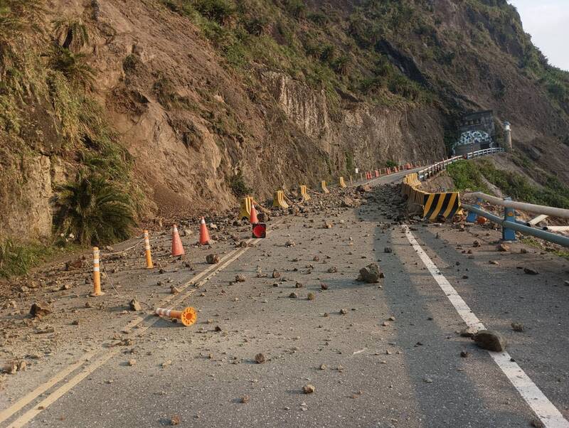 花蓮地震  台11線落石 花蓮地震不斷，台11線邊坡落石掉落路面，公路局23 日一早已派出機具陸續清除。 （豐濱鄉公所提供） 中央社記者李卉婷傳真  113年4月23日 