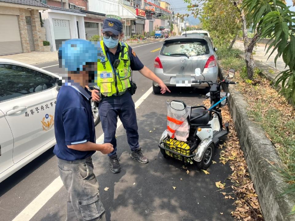 員警尋獲游男的電動三輪車。（記者黃俊昇翻攝）