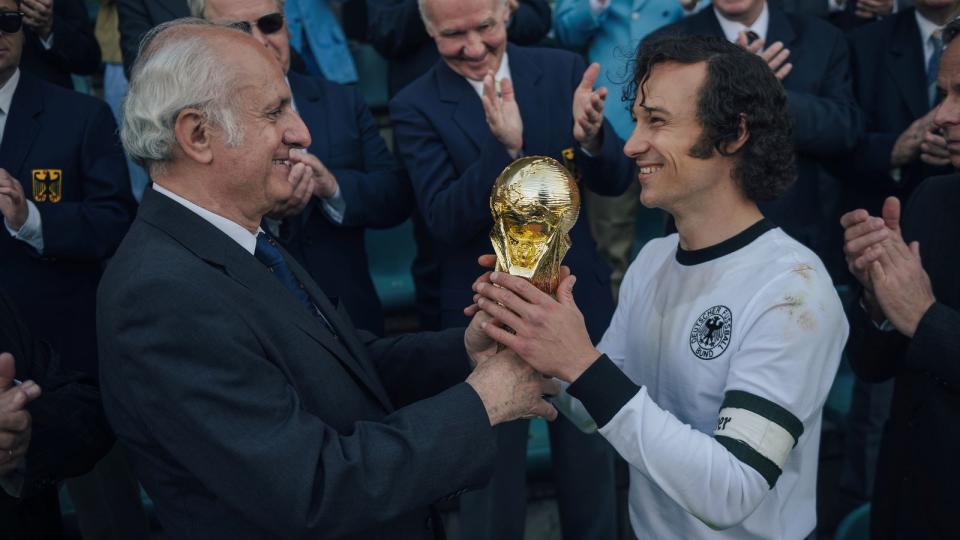 Franz Beckenbauer (Klaus Steinbacher) ist auf dem Höhepunkt seiner Karriere: Als Kapitän der deutschen Nationalmannschaft darf er 1974 den WM-Pokal in die Höhe stemmen. (Bild: Sky Deutschland GmbH / Bavaria Fiction GmbH / Stanislav Honzík)