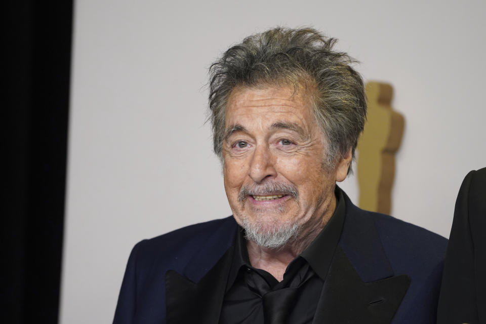 Al Pacino posa en la sala de prensa en los Oscar el domingo 10 de marzo de 2024, en el Teatro Dolby en Los Ángeles. (Foto Jordan Strauss/Invision/AP)