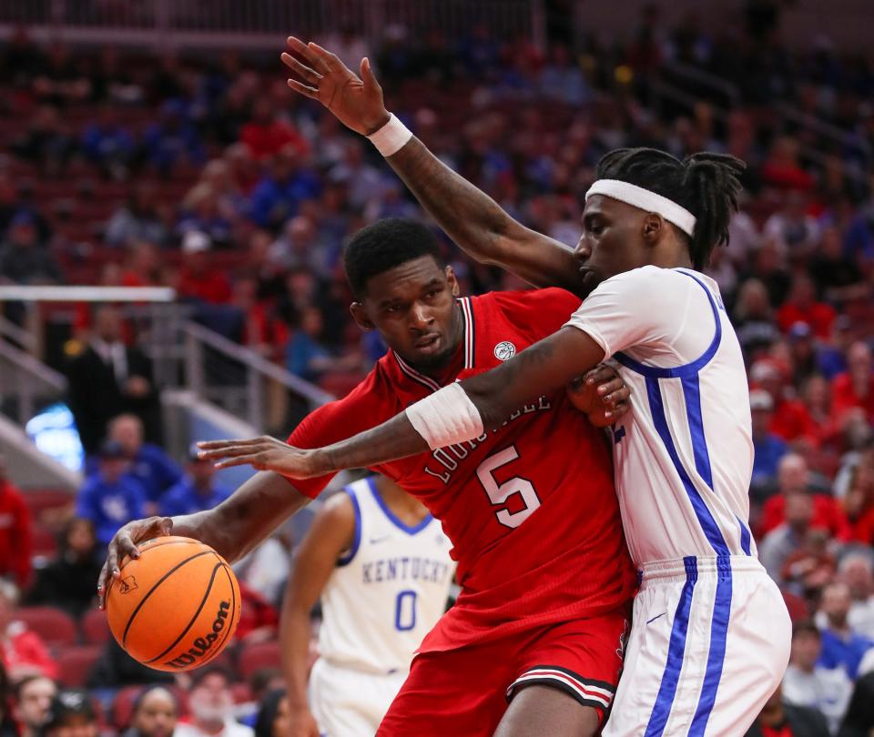 Kentucky’s Aaron Bradshaw guards Louisville’s Brandon Huntley-Hatfield in the second half. The Wildcats won 95-76 at the KFC Yum! Center on Thursday, December 21, 2023