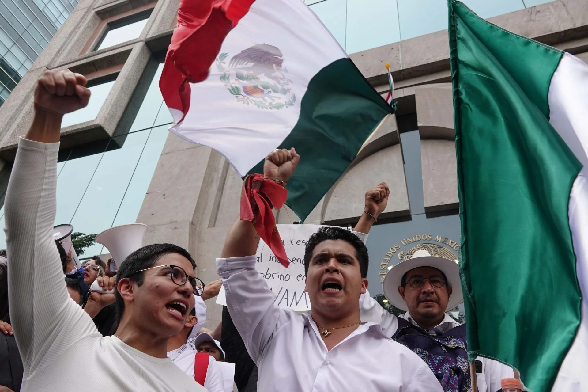 CIUDAD DE MÉXICO, 28AGOSTO2024.- Estudiantes de la Facultad de Derecho marcharon para exigir justicia en Defensa del Estado de Derecho al Poder Judicial. La protesta inició en el Águila de la Facultad de Derecho y finalizó en el Consejo de la Judicatura Federal.
FOTO: GRACIELA LÓPEZ /CUARTOSCURO.COM