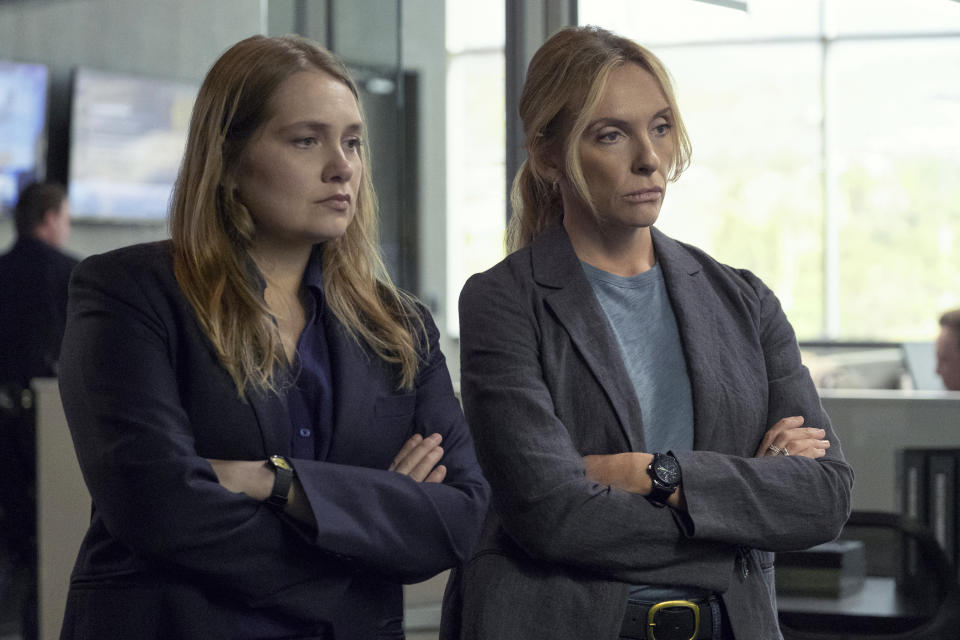 En esta imagen difundida por Netflix, Merritt Wever, a la izquierda, y Toni Collette en una escena de la serie "Unbelievable". (Beth Dubber/Netflix via AP)