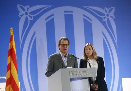 Artur Mas (L) attends a news conference assessing the results after Catalans voted in a symbolic independence vote, next to Joana Ortega, in Barcelona, November 9, 2014. REUTERS/Albert Gea