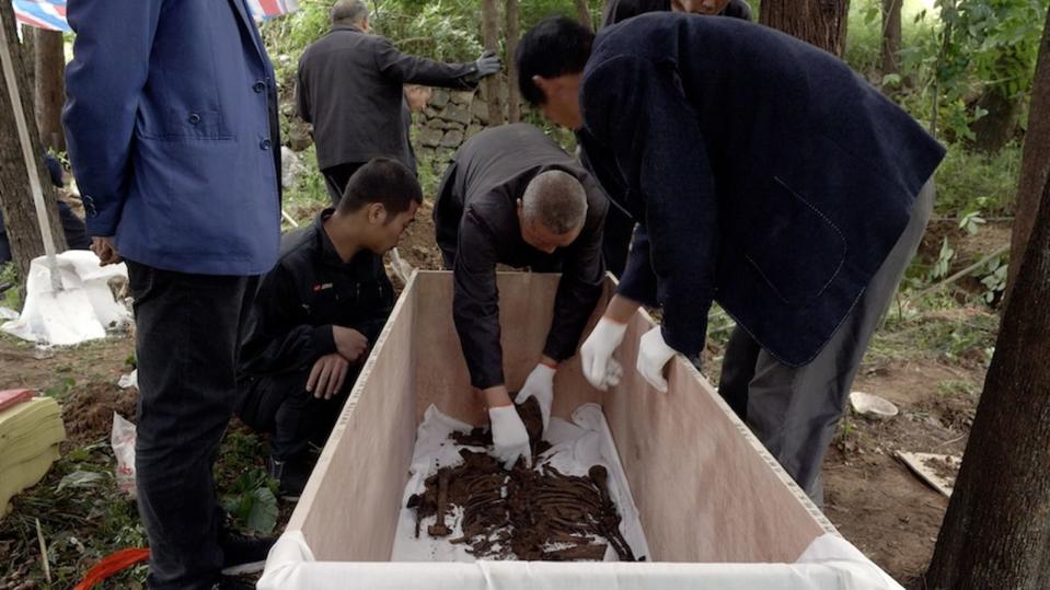 胡三壽執導的《復活》記錄下家鄉墳場因高速公路建設而被迫開挖遷移的過程。（TIDF提供）