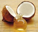 <p>L’huile de coco est très calorique (895 kcal/100g) mais comporte beaucoup de bonnes graisses : <em>« L’huile de coco contient des graisses qui aident le système immunitaire grâce à leurs propriétés antimicrobiennes»</em>, a expliqué Nigel Mitchell.<br> Crédit photo : D.R. </p>