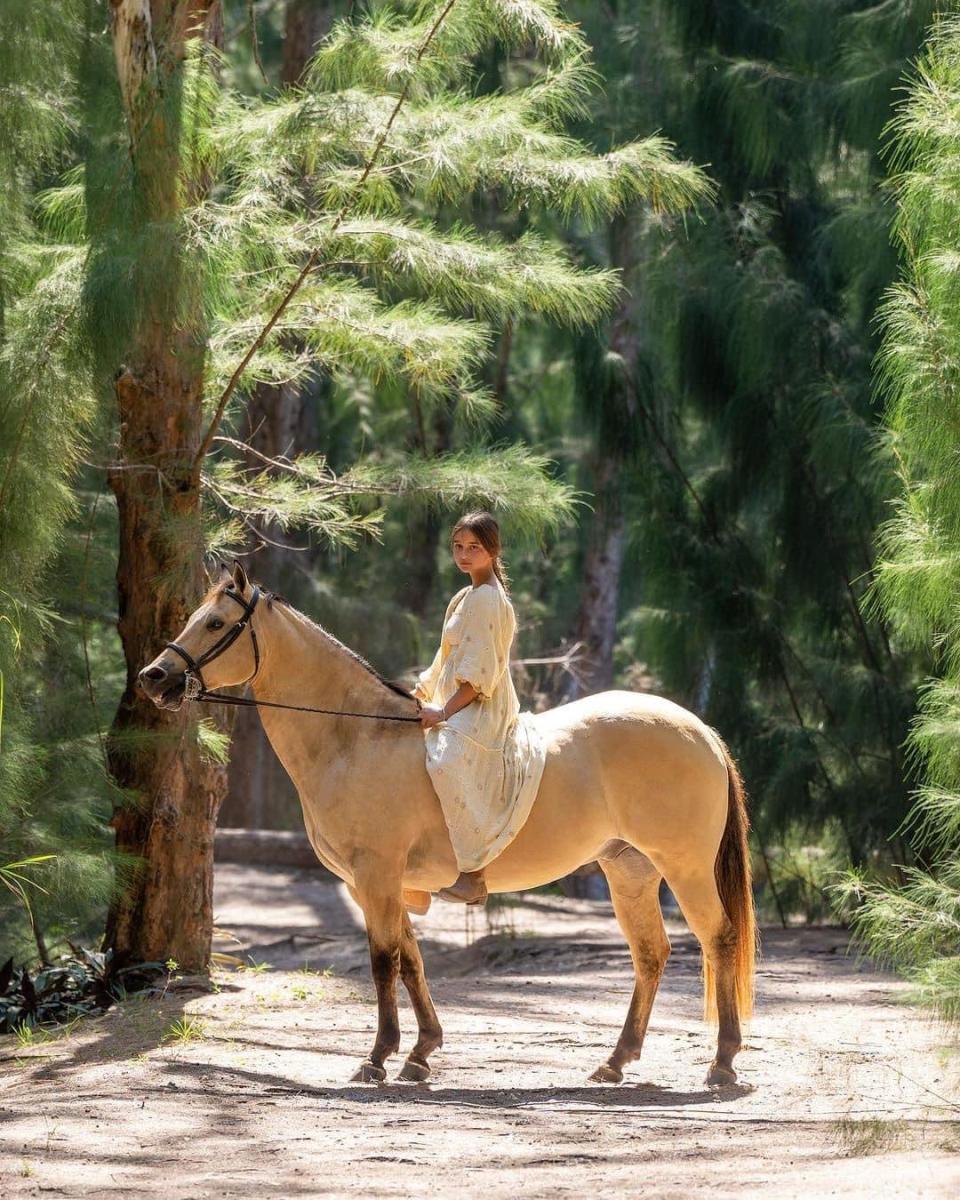 阿拉貝拉坐在馬背上，美麗又可愛。（翻攝Ivanka Trump IG）