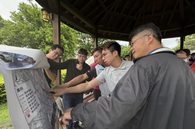 議員籲中清公園設滯洪池  竹市府：爭取中央經費 民進黨新竹市議員劉康彥（前右2）27日表示，112年 向竹市府建議在中清公園設置滯洪池，減少周邊地區 因強降雨淹水。竹市府表示，已與地方民眾取得共 識，將積極向中央爭取經費。圖為市府日前舉辦地方 說明會及會勘情形。 （劉康彥提供） 中央社記者魯鋼駿傳真  113年4月27日 