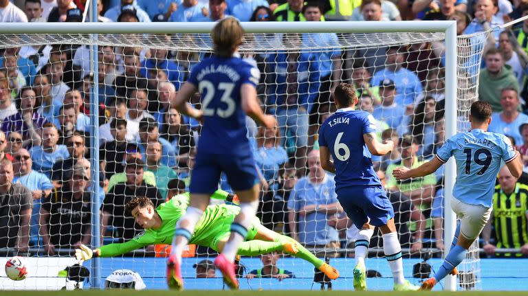 El remate cruzado de Julián Alvarez para el 1-0 de Manchester City ante Chelsea