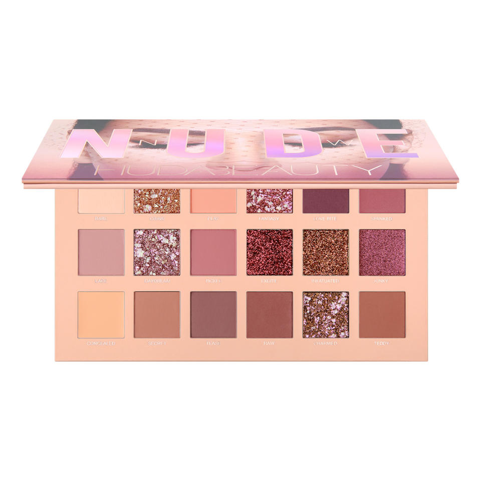 <p>La marque de maquillage Huda Beauty s’est faite connaître grâce à ses rouges à lèvres, mais aujourd’hui, se sont ses palettes qui font l’unanimité. La petite dernière en date propose des couleurs dans les tons roses et nudes, ainsi que de belles couleurs irisées et des paillettes compressées. Son prix est un peu élevé, mais toutes celles et ceux qui l’ont testé sont formels : elle est 100% convaincante. </p>