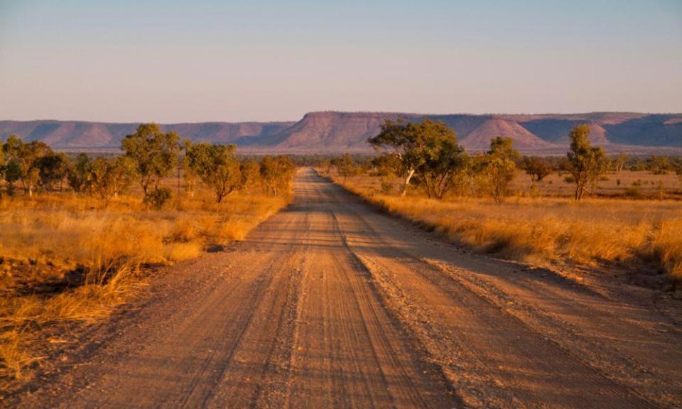 Lonely Mornington Road en el camino a Kimberley en el norte de Australia Occidental.