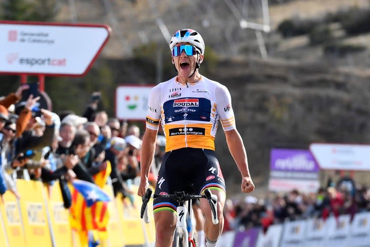 <span class="article__caption">Evenepoel celebrates victory ahead of Roglic in stage 3 at the Volta a Catalunya.</span> (Photo: PAU BARRENA/AFP via Getty Images)