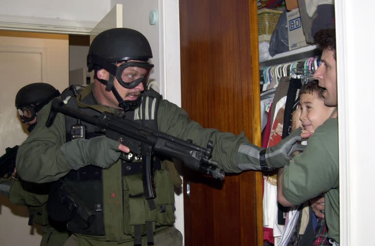 El neoyorquino Alan Díaz ganó el Pullitzer en el año 2001 por la secuencia de fotos a la que pertenece esta imagen, en que un marine apunta al pequeño Elián González y uno de los pescadores que lo rescató en el mar, flotando sobre una cubierta de neumático