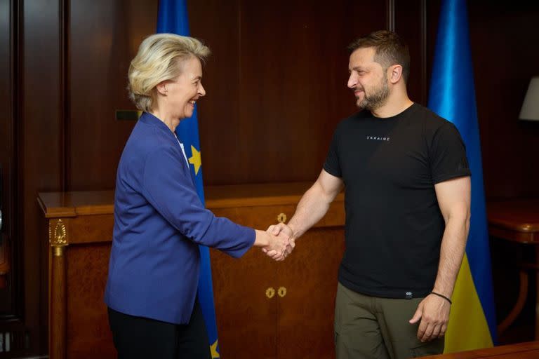 La presidenta de la Comisión Europea, Ursula Von der Leyen, y el presidente de Ucrania, Volodimir Zelensky.