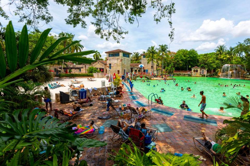 Personas socializan y nadan en Venetian Pool, el miércoles 28 de junio de 2023, en Coral Gables, Florida.