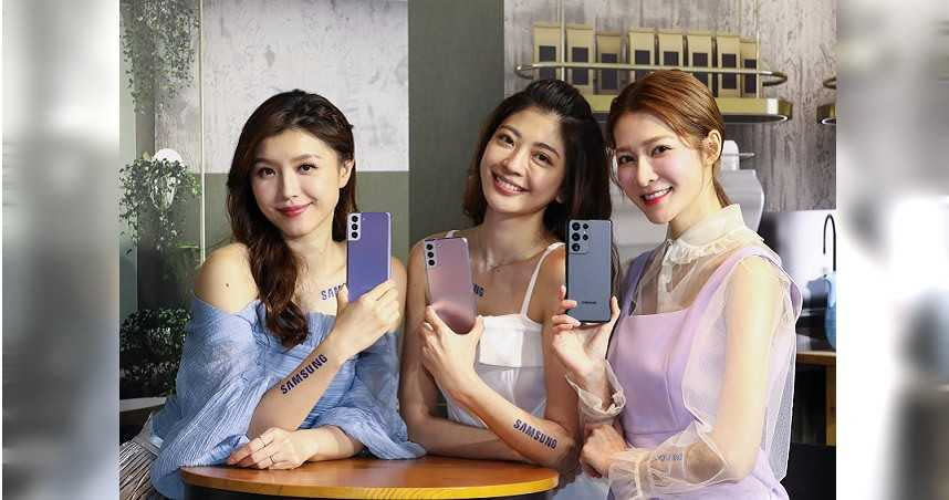 三星發表上半年旗艦手機系列，由左至右，依序為紫色S21+、粉色S21以及銀色S21 Ultra。（圖／王永泰攝）
