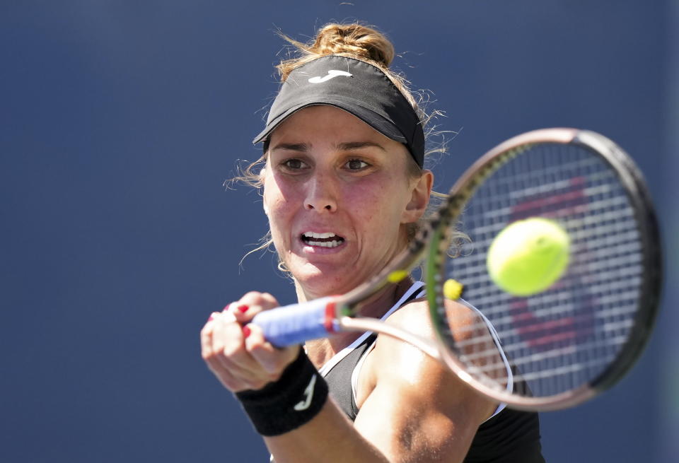 Beatriz Haddad Maia devuelve ante Simona Halep en la final del Abierto de Canadá, el domingo 14 de agosto de 2022. (Nathan Denette/The Canadian Press vía AP)