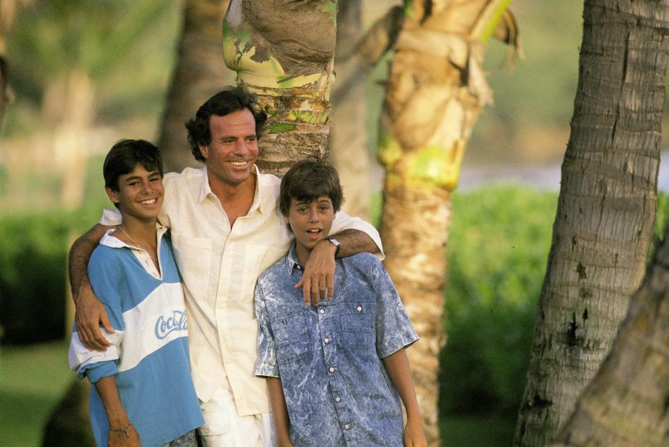 Julio Iglesias con sus hijos Enrique y Julio José (Alvaro Rodriguez/Cover/Getty Images)