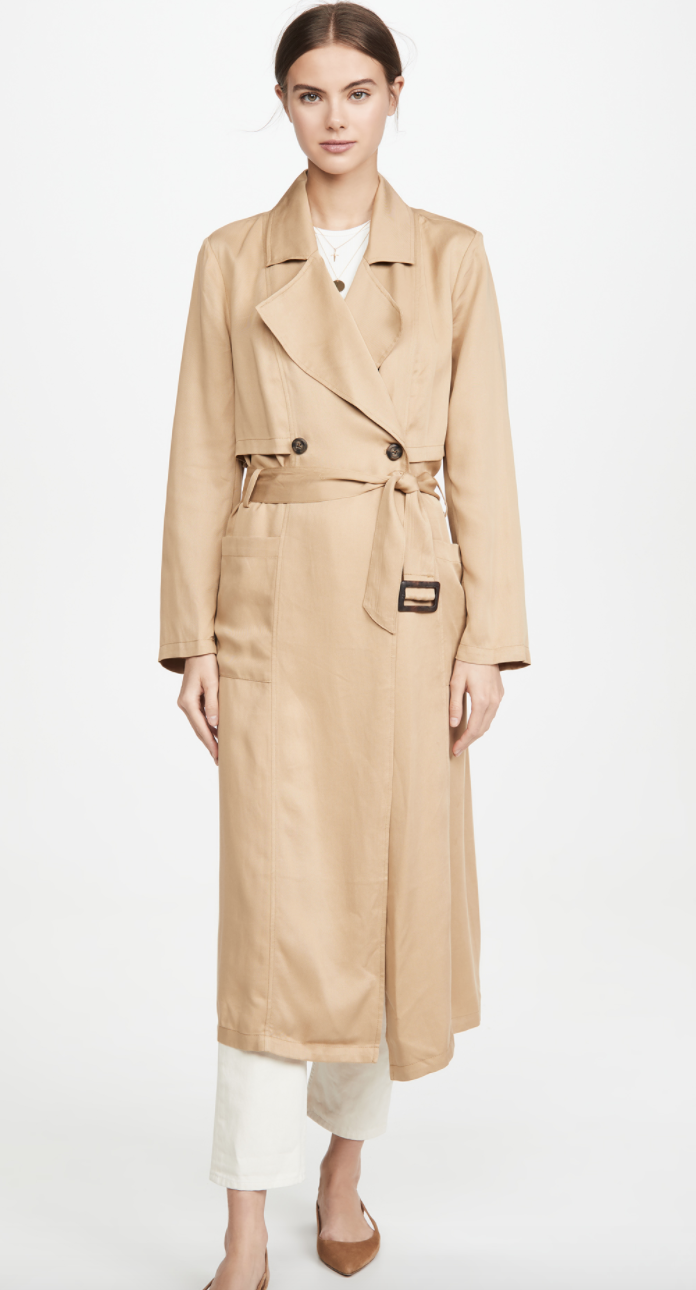 This mid-weight trench can be worn for years to come thanks to it's classic double breasted silhouette. 