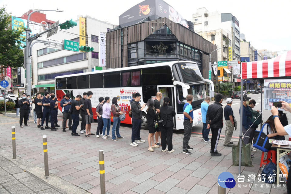 桃園市政府警察局號召全桃園警察團隊，南區由中壢分局，北區由桃園分局代表，舉辦捐血活動。<br /><br />
<br /><br />
