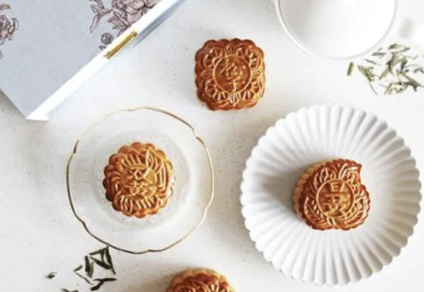 Traditionally Baked and Snowskin Mooncakes from Hotel Fairmont Singapore. PHOTO: Klook