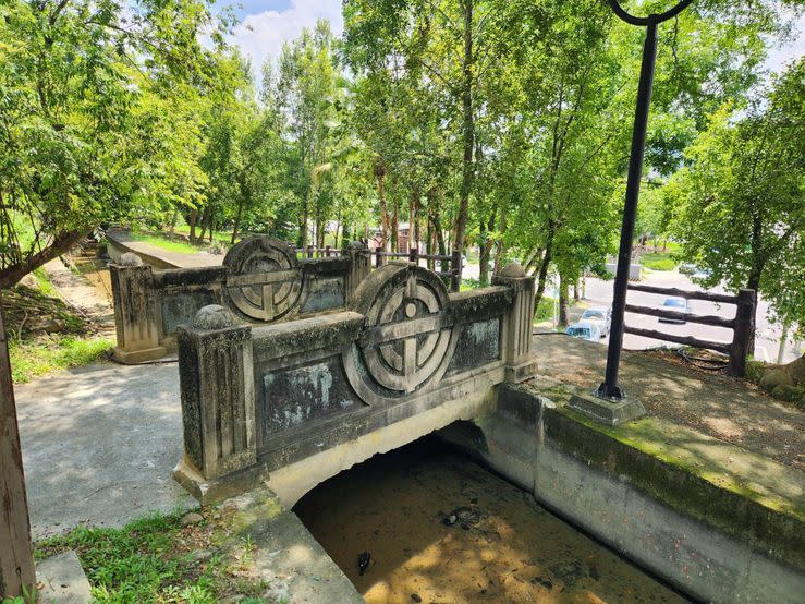 太平橋位於太平寺下方，與日治時期老照片一模一樣。（記者湯茗富攝）