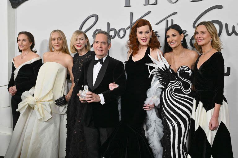 Diane Lane, Chloe Sevigny, Naomi Watts, Molly Ringwald, Demi Moore y Calista Flockhart rodean al actor británico Tom Hollander, el encargado de darle vida al gran Truman Capote